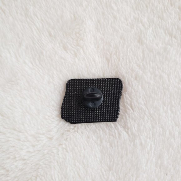 Revitalized 》FAKE NEWS Enamel Lapel Pin - Picture 4 of 4